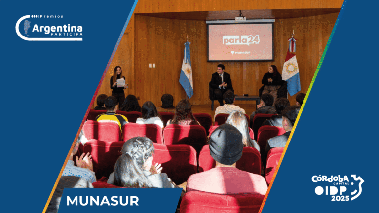 El Modelo MUNASUR es una experiencia pedagógica de participación juvenil que simula las dinámicas de un organismo multilateral regional, inspirado en la UNASUR, con el objetivo de formar jóvenes comprometidos con la democracia, los derechos humanos y la integración latinoamericana. Su meta central es empoderar a estudiantes de nivel secundario como protagonistas del debate público, generando procesos de deliberación colectiva, desarrollo de políticas públicas simuladas y corresponsabilidad social.