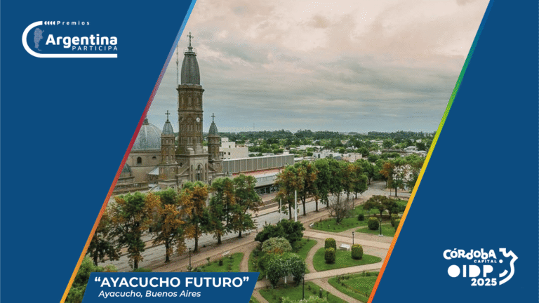 Desde el año 2022, y en ocasión del aniversario 156° de nuestra ciudad, tenemos en marcha el Plan Estratégico Participativo “Ayacucho Futuro”, entendiendo por Plan Estratégico la previsión de un futuro deseado y las acciones a desarrollar para alcanzarlo, y por Participativo la forma colaborativa de confección de dicho plan entre diferentes actores sociales, institucionales e individuales. El Plan Estratégico es un proyecto futuro para la comunidad, capaz de convertirse en un espacio de acuerdos y movilización de la pluralidad de actores que la integran y cuyos objetivos intersectoriales apuntan a construir un escenario deseado para todo el conjunto. Se trata de un proceso cíclico de verificación permanente del estado de situación de una comunidad y su territorio. Implica el análisis de la proyección de la comunidad, la definición de metas basadas en el estado actual y el consenso para alcanzarlas, el diseño e implementación de acciones, y la evaluación de los resultados.